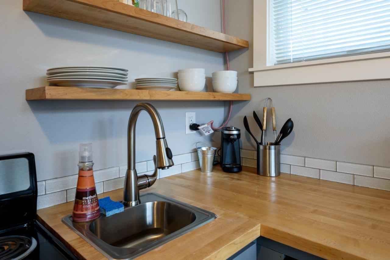 Tiny House By Kabino Mini Modern Tiny Home Heart Of Green Lake Pet Friendly Wifi Loft Up Ladder Plus Sleeper Sofa Seattle Bagian luar foto