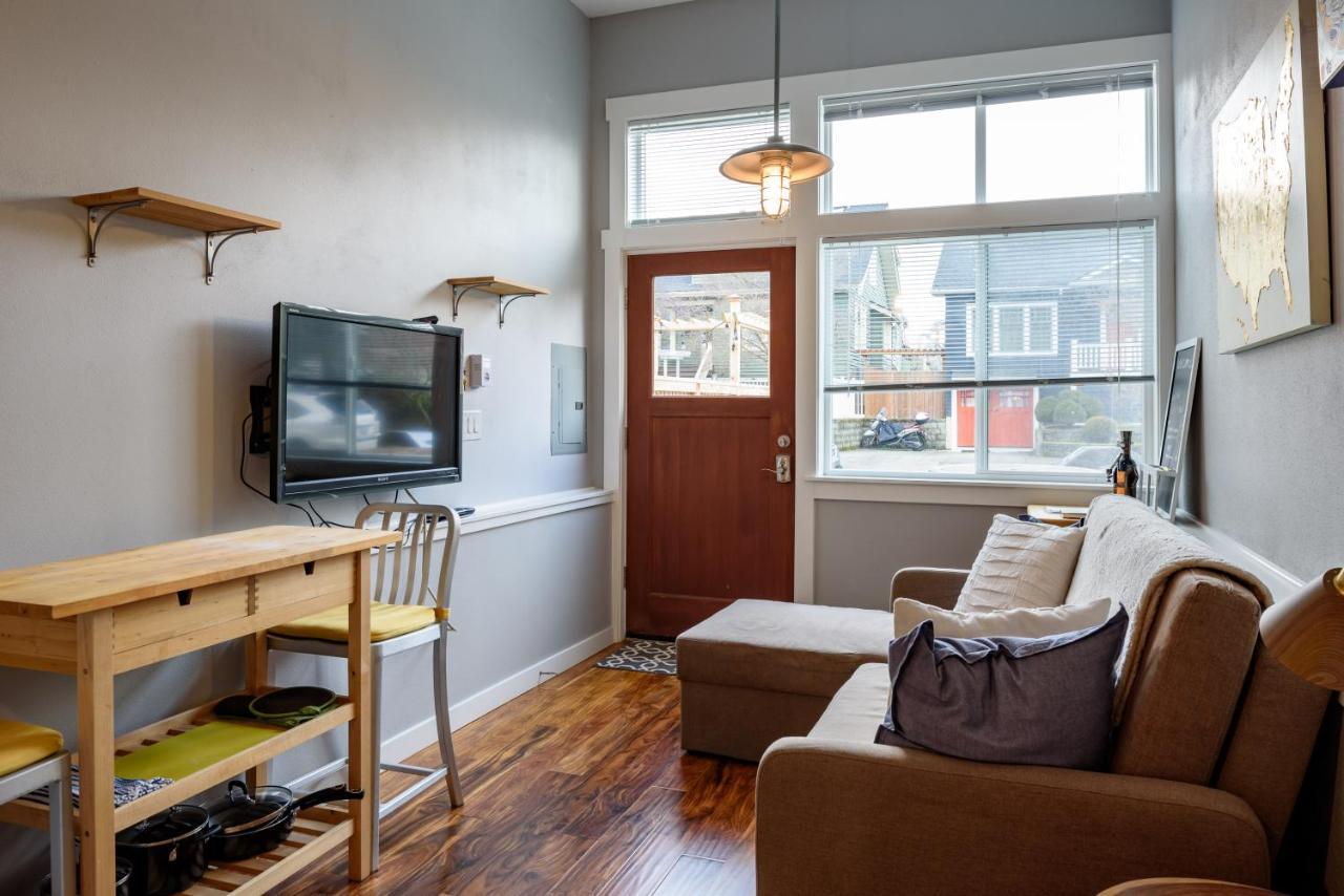 Tiny House By Kabino Mini Modern Tiny Home Heart Of Green Lake Pet Friendly Wifi Loft Up Ladder Plus Sleeper Sofa Seattle Bagian luar foto
