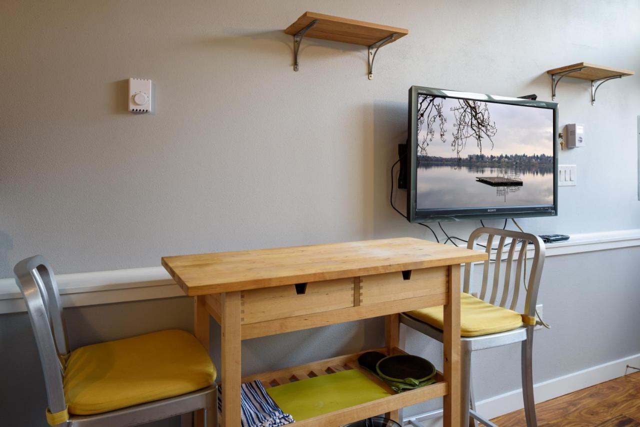 Tiny House By Kabino Mini Modern Tiny Home Heart Of Green Lake Pet Friendly Wifi Loft Up Ladder Plus Sleeper Sofa Seattle Bagian luar foto