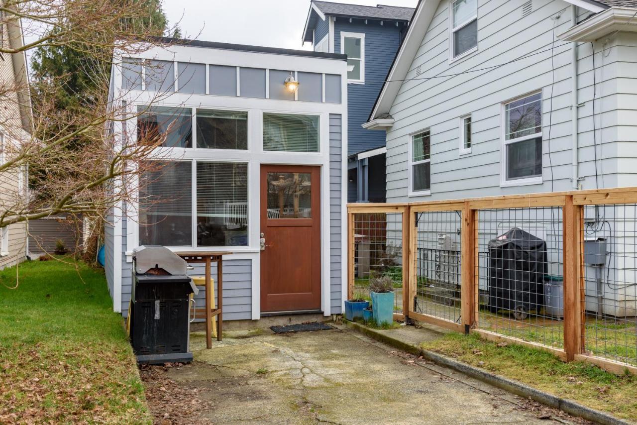 Tiny House By Kabino Mini Modern Tiny Home Heart Of Green Lake Pet Friendly Wifi Loft Up Ladder Plus Sleeper Sofa Seattle Bagian luar foto