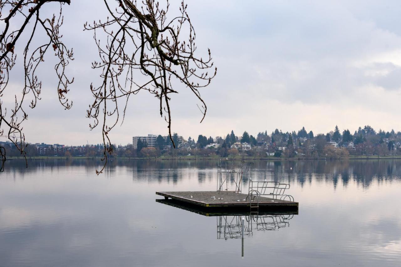 Tiny House By Kabino Mini Modern Tiny Home Heart Of Green Lake Pet Friendly Wifi Loft Up Ladder Plus Sleeper Sofa Seattle Bagian luar foto
