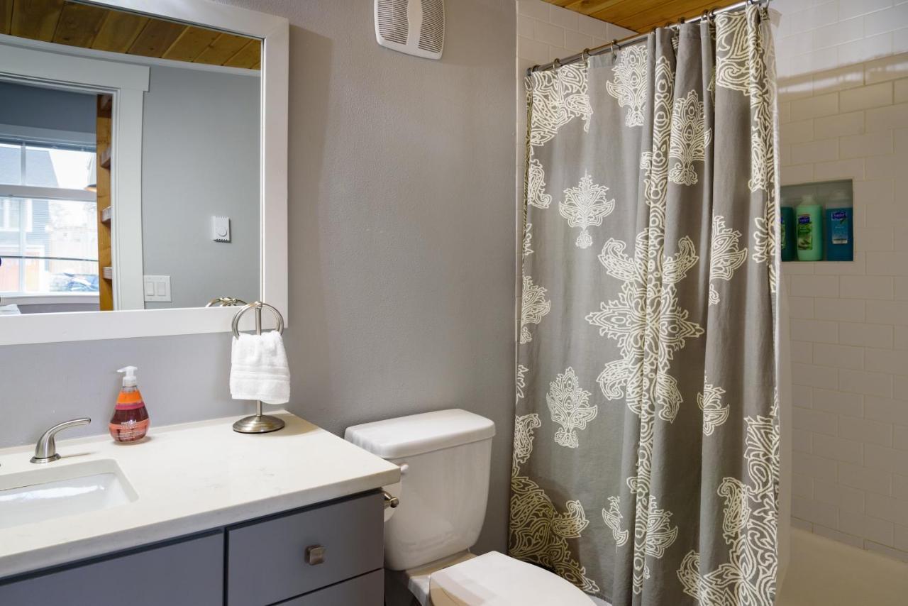 Tiny House By Kabino Mini Modern Tiny Home Heart Of Green Lake Pet Friendly Wifi Loft Up Ladder Plus Sleeper Sofa Seattle Bagian luar foto